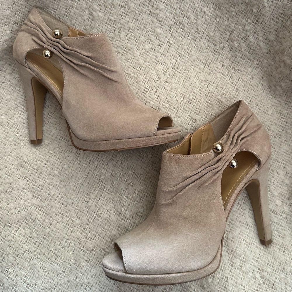 Nine West Evenly Tan Taupe Suede Elegant Beige Peep-Toe Ankle Heels Ankle Boot